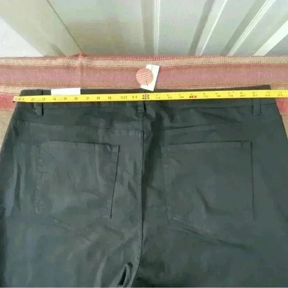 LANE BRYANT Bermuda Jean Short Flex Magic Mid Rise NWT Size 26 - Picture 6 of 7